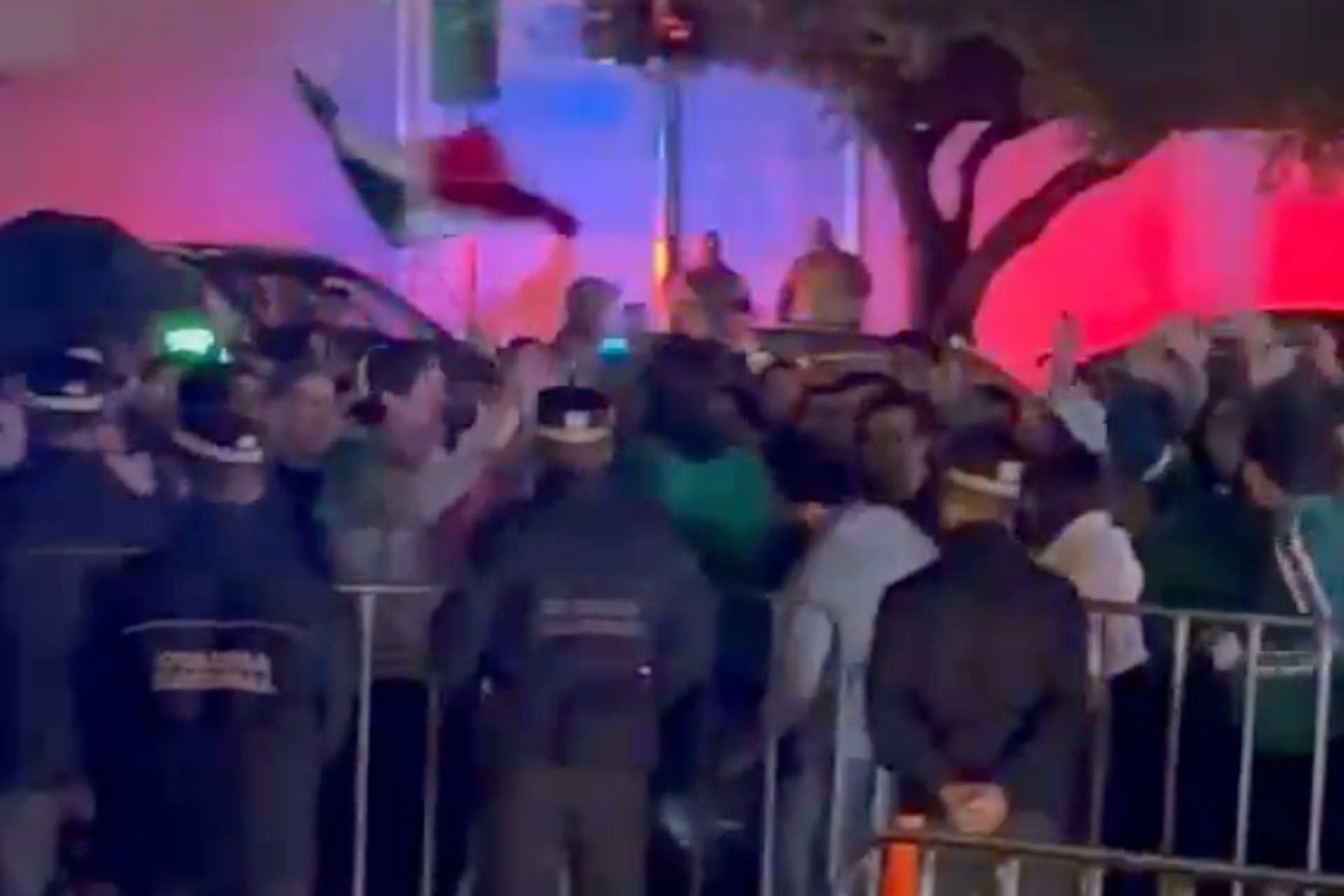 Aficionados mexicanos arman ruidosa serenata frente al hotel de Ecuador previo al partido del Mundial 2026