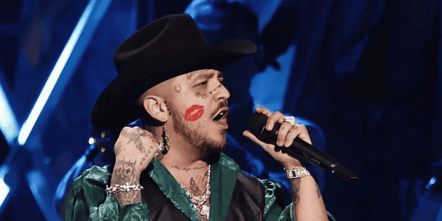 Christian Nodal besa accidentalmente a una fan de la tercera edad durante concierto en Monterrey