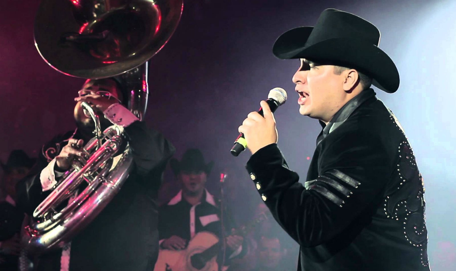 Julión Álvarez incidente en palenque: cantante recibe golpe con ramo de flores 2024