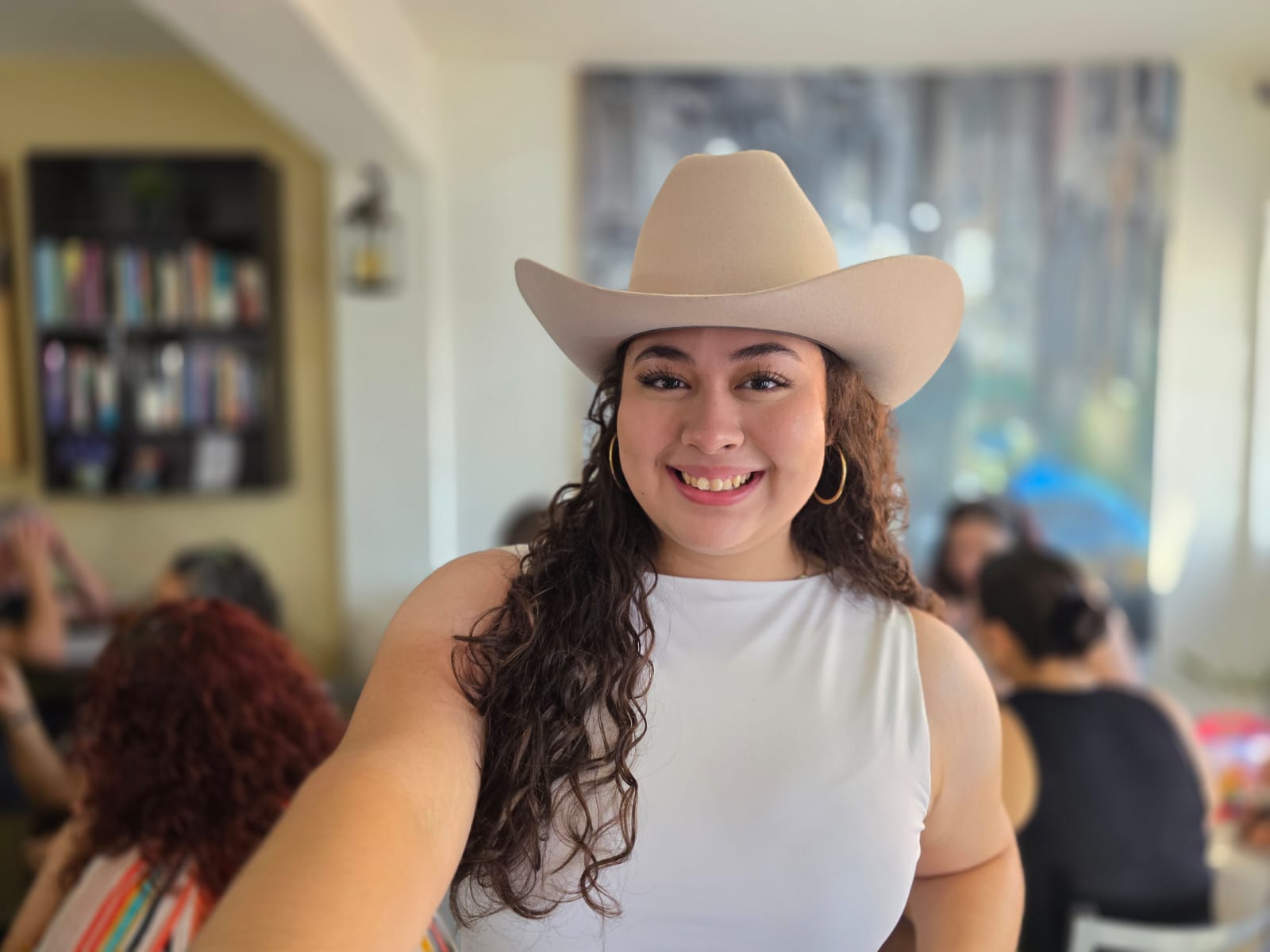 Abril Vega, hija de Sergio Vega 'El Shaka', debuta en el norteño banda a los 16 años