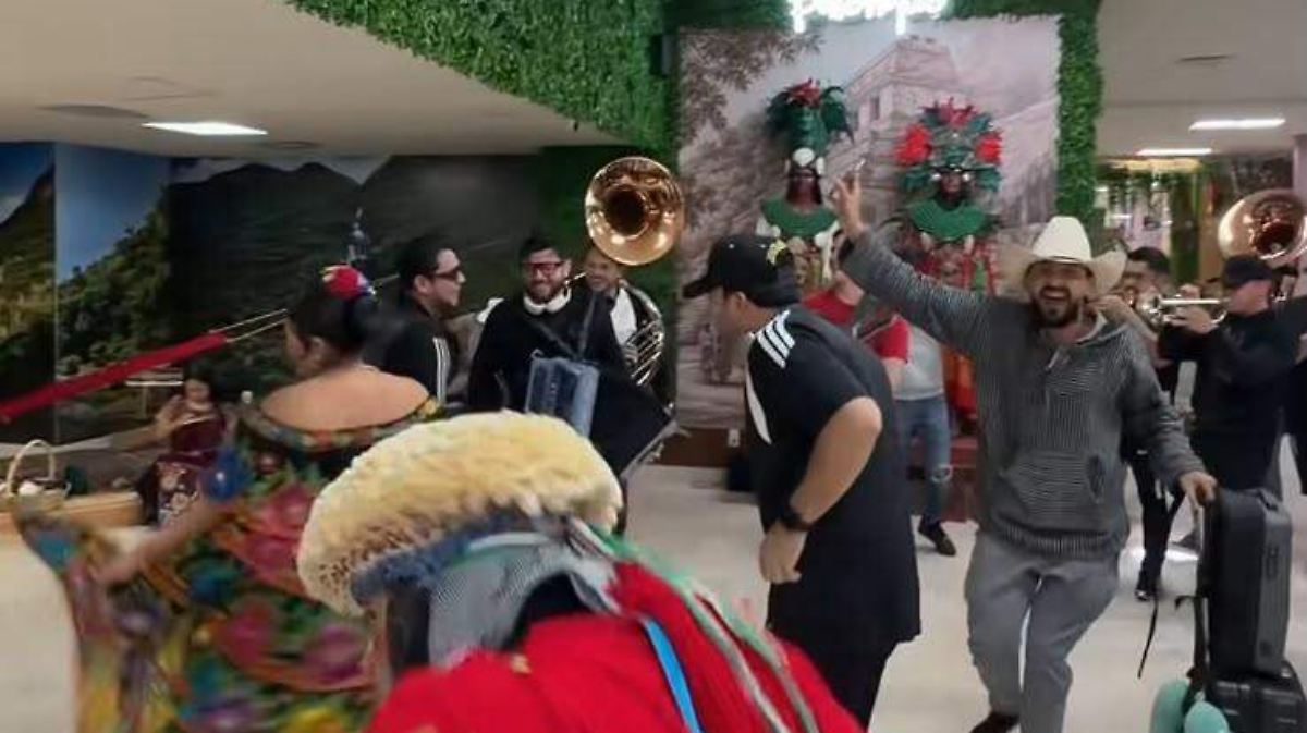 Calibre 50 en Chiapas 2026: la agrupación es recibida con marimba y parachicos en el aeropuerto